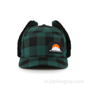 Warme wintermuts met groene grip met oorklep